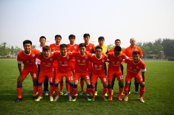 亚利桑那响尾蛇队在夺冠后因薪资压力拆解阵容，兰迪·强森被交易至洋基