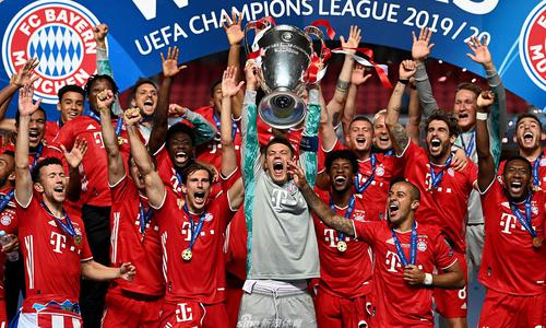 詹姆斯背后传球制造得分机会